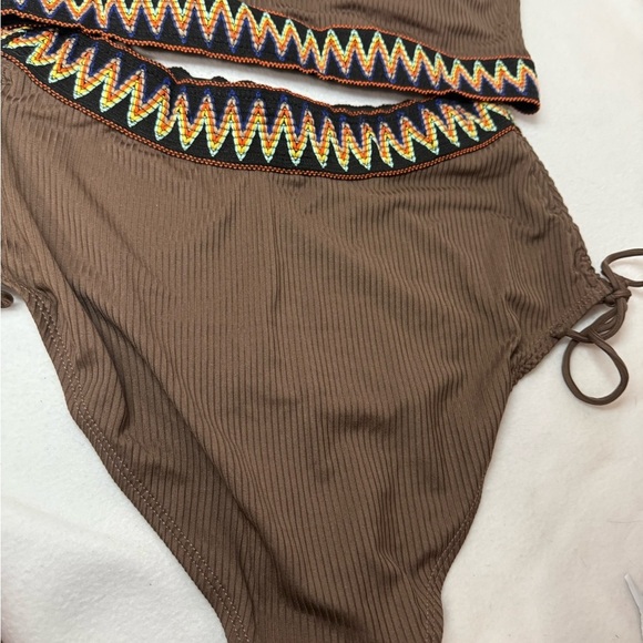 New V-Neck High Waisted Bikini Set. Size Large - Picture 7 of 9